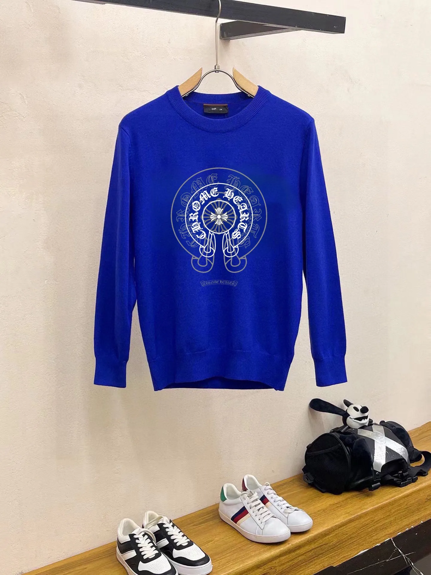 🅿️240 【ChampionHearts】Autumn and winter classic round neck pullover sweater, in full condition! ! ! Wool blended fabric, the latest model in 2025, golden ratio! ! Slim-fitting soft gold, versatile and practical item, the combination and practicality are extremely powerful, simple and elegant, and classy! To create your own style, it is highly recommended to buy it in two colors. The standard slim fit tailoring process is suitable for both young and old men. It is knitted from wool and will not cause any discomfort! While keeping warm, it is stylish, textured and wearable, and the classic logo with contrasting colors on the chest feels in place! ! Recommended for regular customers! ! Size M-3XL (maximum wear: 190 pounds)